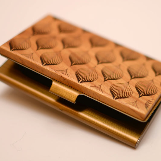 木か主役の一点もの ケヤキ 北欧 デザイン 木製 名刺入れ【KIMAGURE】ガーランド上に繰り返される線形の抽象的な葉のデザイン オリジナル 手作り 世界に一つ