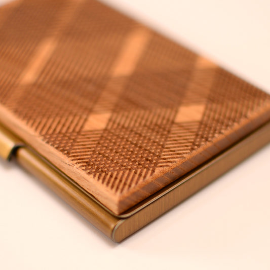 木か主役の一点もの ケヤキ 木製 名刺入れ【KIMAGURE】幾何学的な格子柄パターンデザイン 北欧 デザイン オリジナル 手作り 世界に一つ