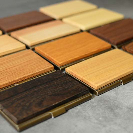 あなたの誕生月の木知ってる? 12ヶ月の天然木 名刺入れ 名入れ 誕生日 メンズ レディース 名刺入れ ウォールナット チーク ケヤキなど木が主役【木まぐれ(KIMAGURE)】名刺10~15枚 木の厚さ5mmの存在感