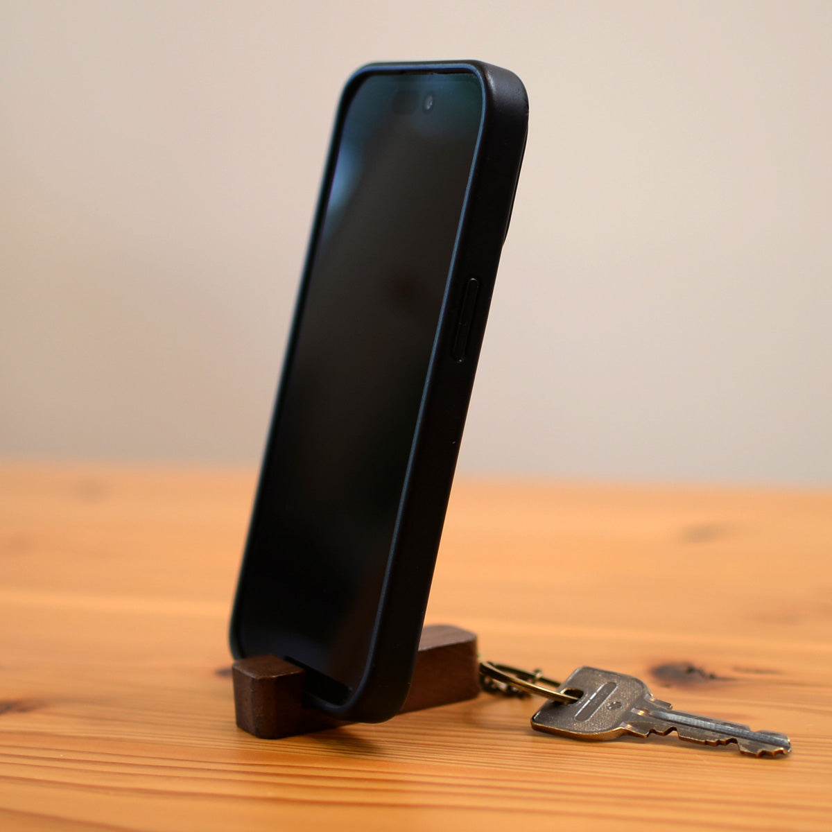 天然木の素材が主役 ウォールナット 木製スマホスタンドキーホルダー【KIMAGURE】おしゃれ スマホ スタンド