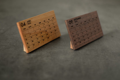 「記念日を忘れない」 12ヶ月の誕生木で作る 卓上ミニカレンダー 名入れ 名前入り 薄型「木まぐれ(KIMAGURE)」 誕生日 木が主役ブランド ウォールナット おしゃれ ギフト プレゼント 男性 女性レディース 世界に一つ