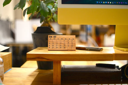 「記念日を忘れない」 12ヶ月の誕生木で作る 卓上ミニカレンダー 名入れ 名前入り 薄型「木まぐれ(KIMAGURE)」 誕生日 木が主役ブランド ウォールナット おしゃれ ギフト プレゼント 男性 女性レディース 世界に一つ