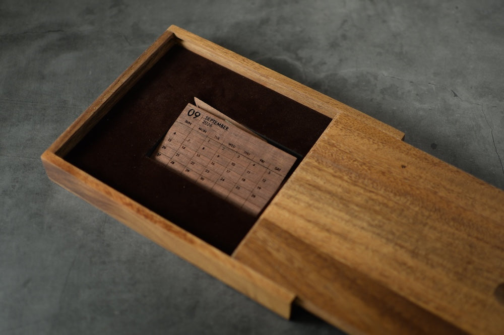 「記念日を忘れない」 12ヶ月の誕生木で作る 卓上ミニカレンダー 名入れ 名前入り 薄型「木まぐれ(KIMAGURE)」 誕生日 木が主役ブランド ウォールナット おしゃれ ギフト プレゼント 男性 女性レディース 世界に一つ