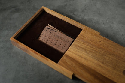 「記念日を忘れない」 12ヶ月の誕生木で作る 卓上ミニカレンダー 名入れ 名前入り 薄型「木まぐれ(KIMAGURE)」 誕生日 木が主役ブランド ウォールナット おしゃれ ギフト プレゼント 男性 女性レディース 世界に一つ