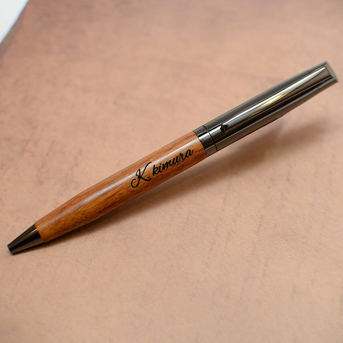 名入れ無料同じ形のない世界に１つの名入れ木製ボールペン木製コースター4枚ウォールナットBOX包装セット【KIMAGURE】スクエア木の香りおしゃれ木製雑貨ギフトプレゼントコップ置き木のコースターウッド食器キッチン雑貨男性女性メンズレディース