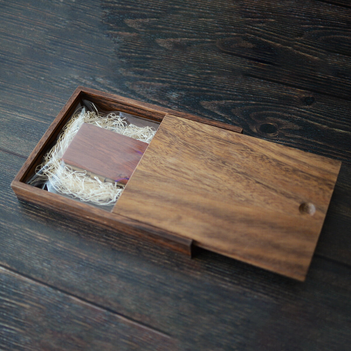 木か主役の一点もの天然木ウォールナット（クルミ）木の名入れ木製名刺入れ【KIMAGUREα】オリジナル手作り世界に一つギフトプレゼント刻印おしゃれメンズレディース男性女性ユニセックス名刺10~15枚収納薄型