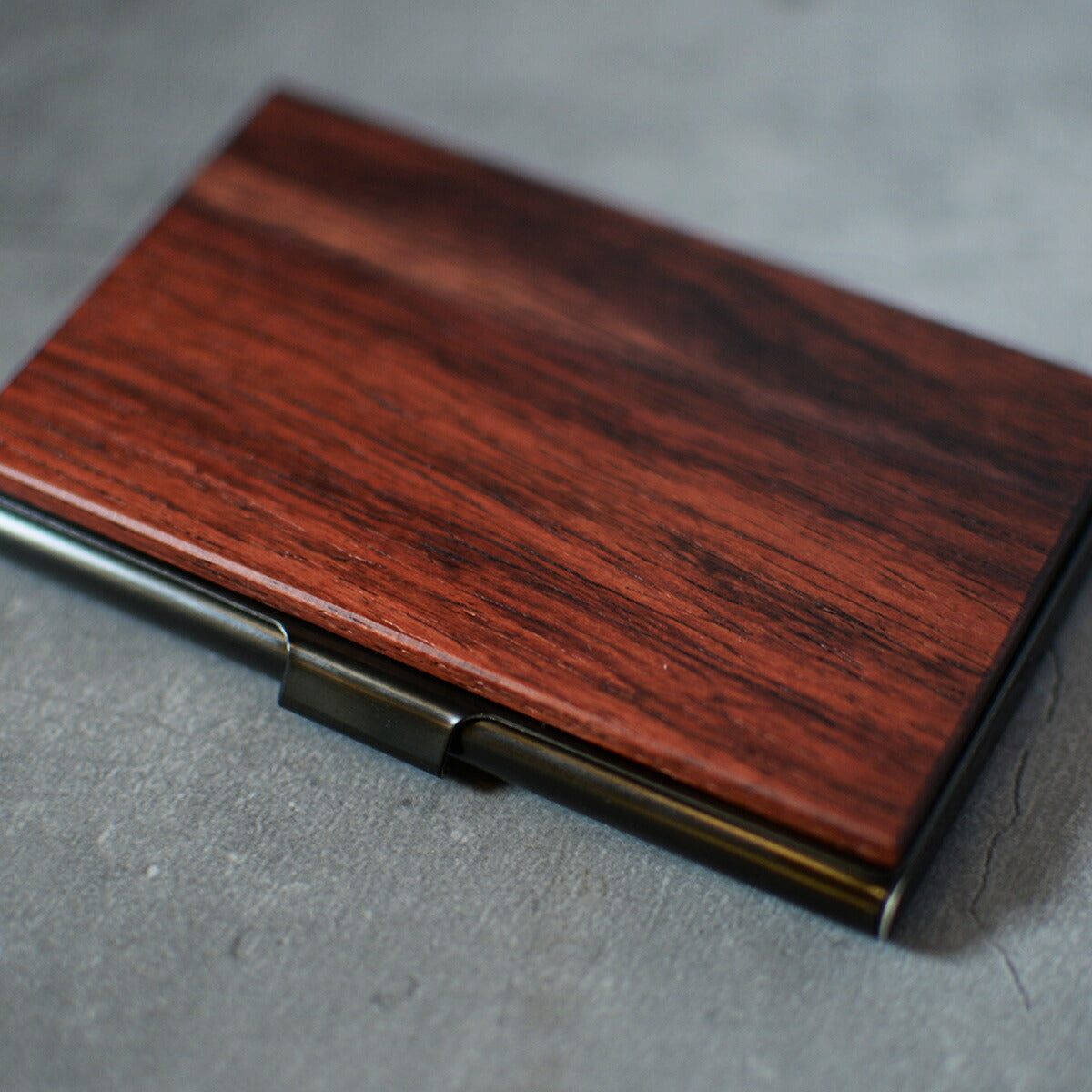 木か主役の一点もの天然木ウォールナット（クルミ）木の名入れ木製名刺入れ【KIMAGUREα】オリジナル手作り世界に一つギフトプレゼント刻印おしゃれメンズレディース男性女性ユニセックス名刺10~15枚収納カードケース薄型カリンチークサクラ