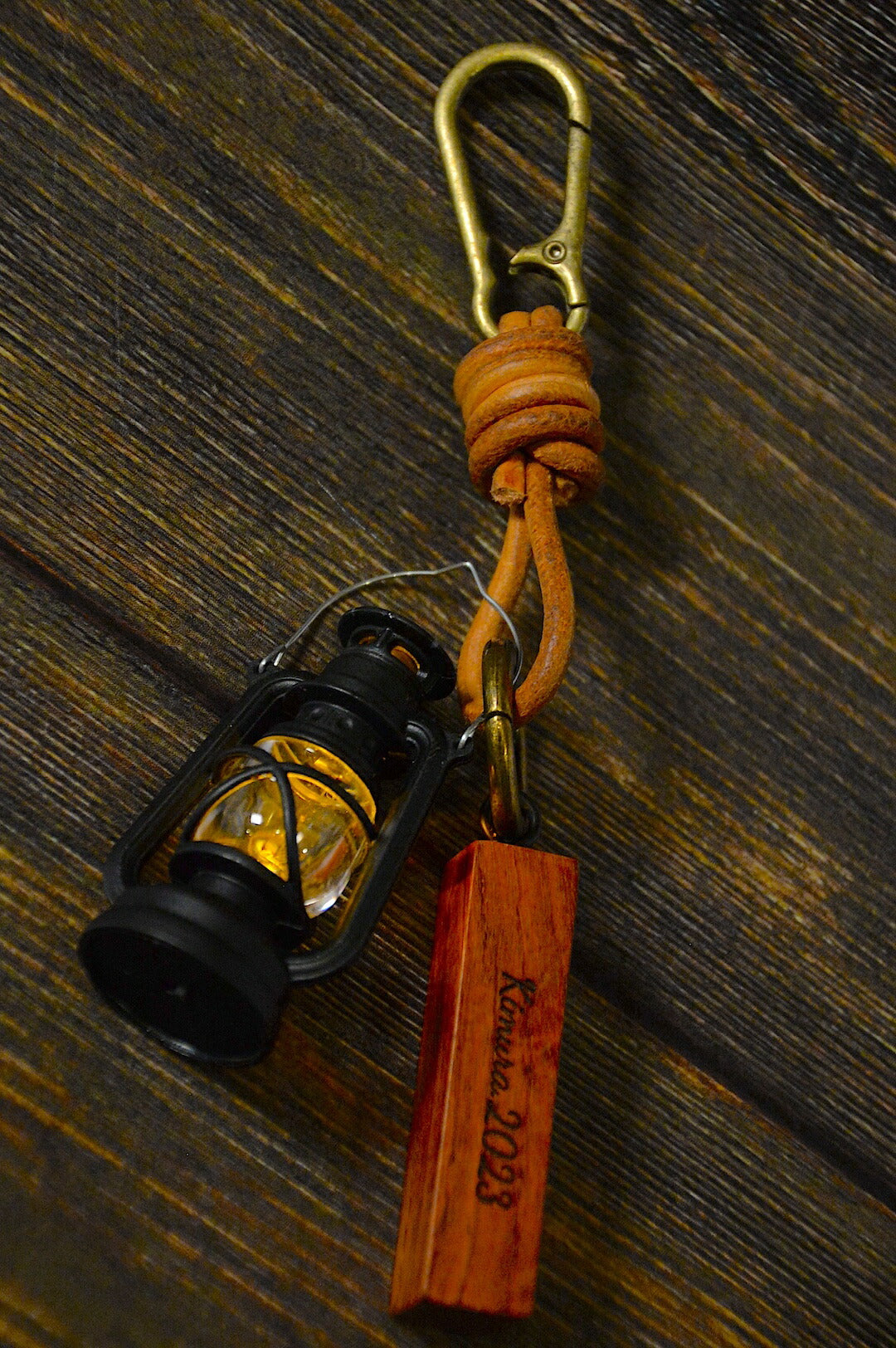 銘木キーホルダーとアウトドアフェイクランプキーホルダー名入れおしゃれ木製天然木が主役チーク「木まぐれ(KIMAGURE)」ブランドキーケースメンズレディース男性女性選べる木おしゃれギフトプレゼント手作り世界に一つアウトドア記念日