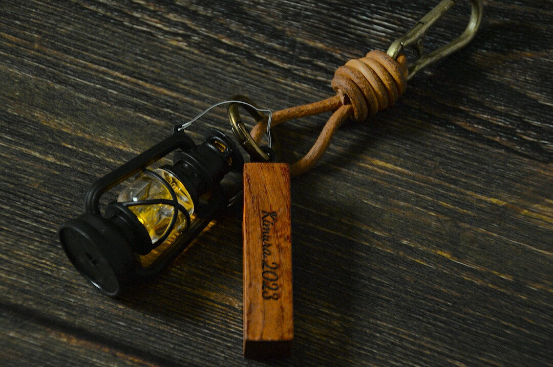 銘木キーホルダーとアウトドアフェイクランプキーホルダー名入れおしゃれ木製天然木が主役チーク「木まぐれ(KIMAGURE)」ブランドキーケースメンズレディース男性女性選べる木おしゃれギフトプレゼント手作り世界に一つアウトドア記念日